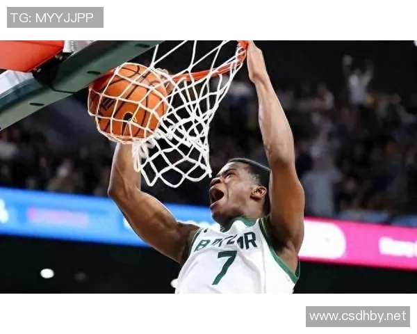 76人新秀埃奇库姆上半场表现亮眼贡献9分3板2助险些炸裂隔扣